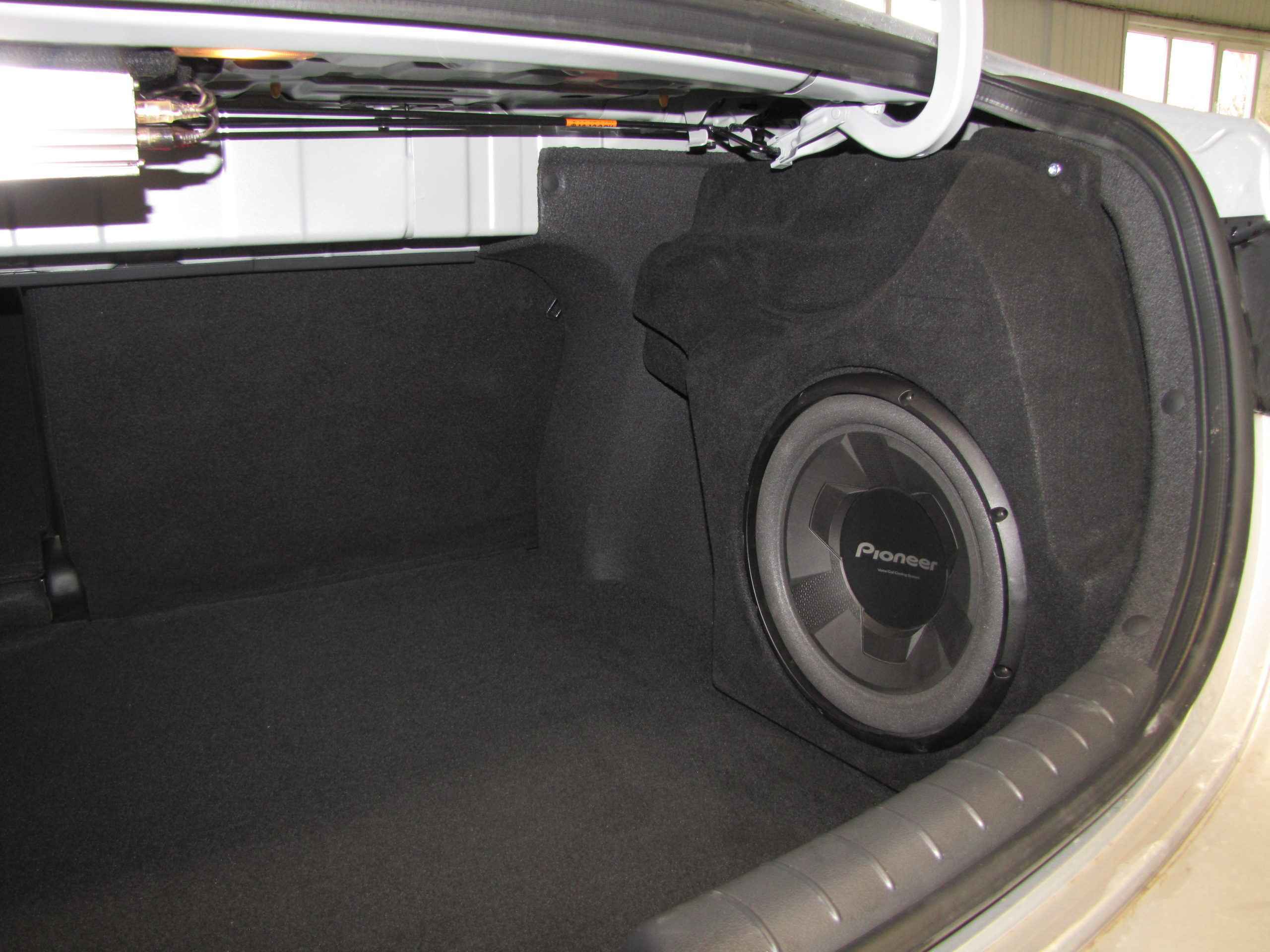 Короб стелс HYUNDAI SOLARIS 2 седан, с потаем 12″ Короб стелс HYUNDAI SOLARIS 2 седан, с потаем 12″