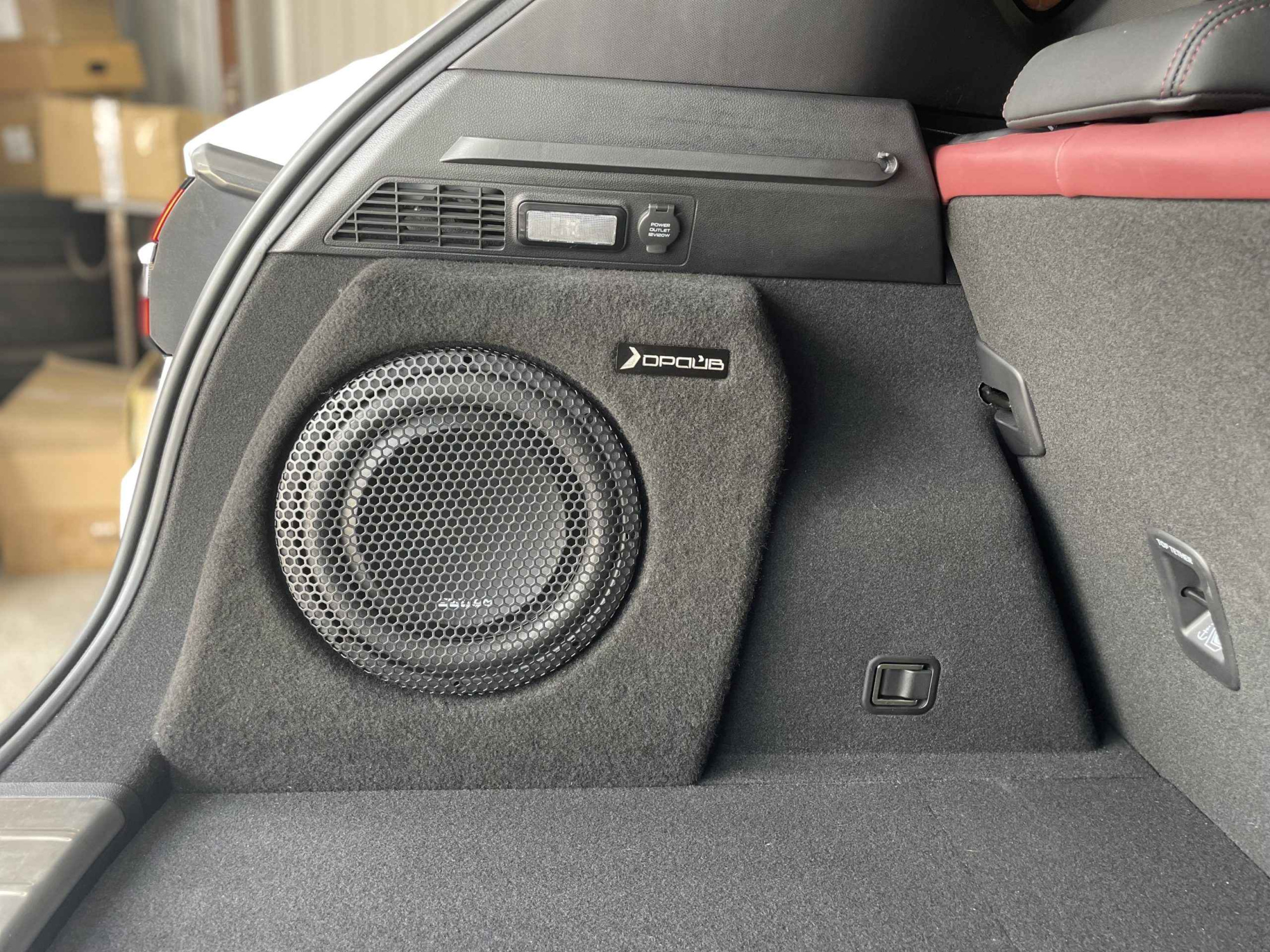 Короб стелс Geely Coolray с потаем 10″ левая сторона черный цвет