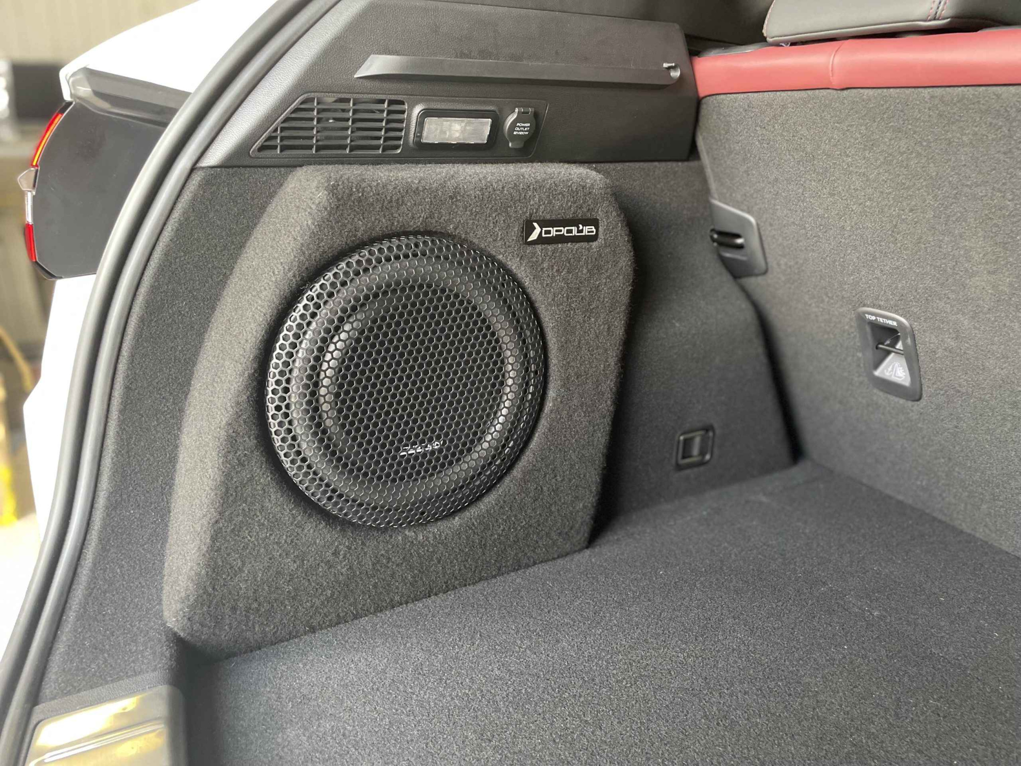 Короб стелс Geely Coolray с потаем 10″ левая сторона черный цвет